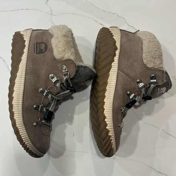 Girls Sorel Boots - Waterproof - Picture 4 of 5